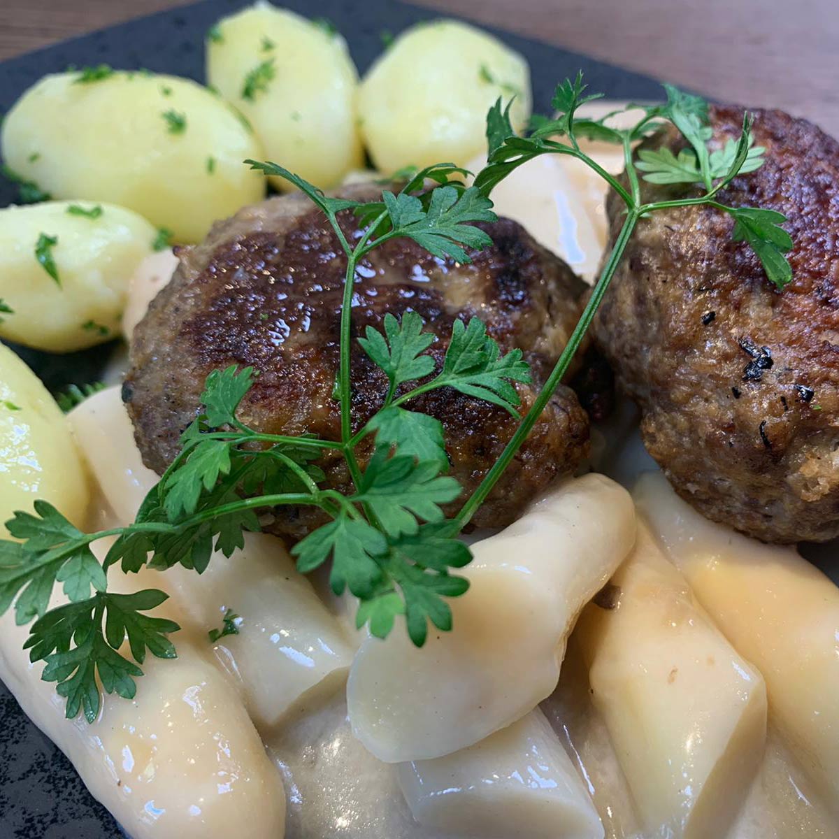 2 hausgemachte Frikadellen mit Holsteiner Spargelgemüse und Kartoffeln