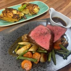 Medaillon vom Pfingstochsen mit Kartoffelgratin und bunten Gemüsen