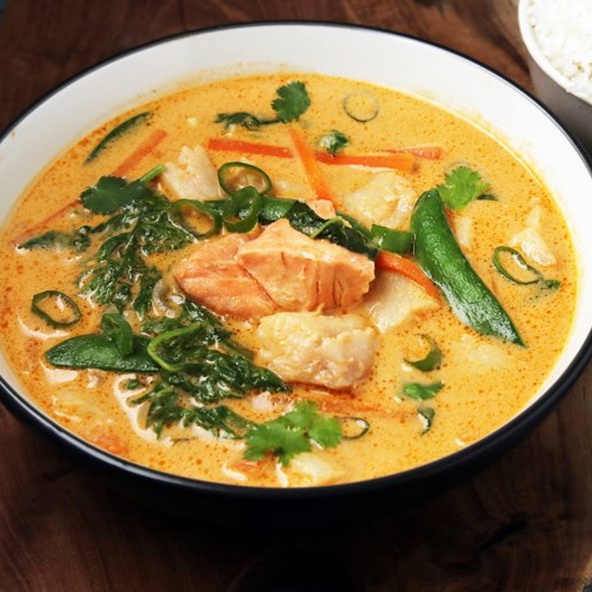 Curry vom Norweger Lachs mit Gemüsen und Reis